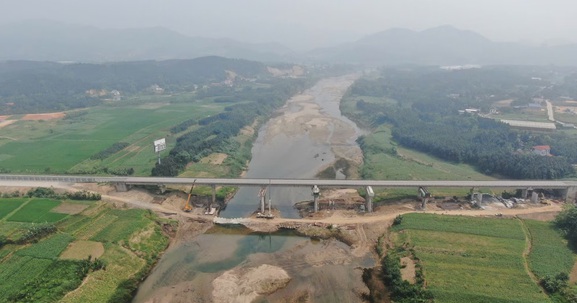 Cây cầu 200m bắc qua suối đã thành hình trên tuyến cao tốc kết nối Thủ đô với Tây Bắc