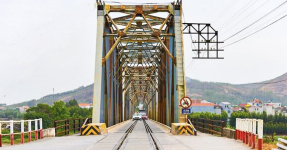 Sắp phá dỡ cây cầu duy nhất ở Việt Nam có đường sắt chung đường bộ