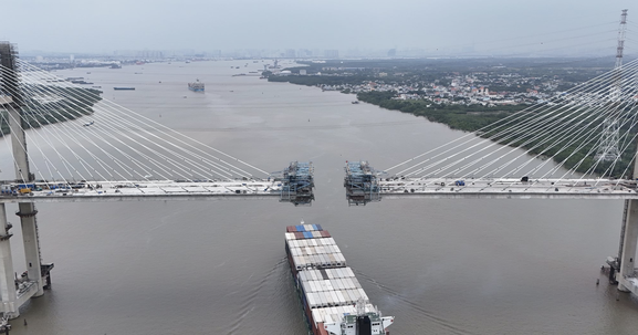 Chưa đầy 1 tháng nữa, chính thức hợp long cây cầu dây văng có tĩnh không cao nhất Việt Nam