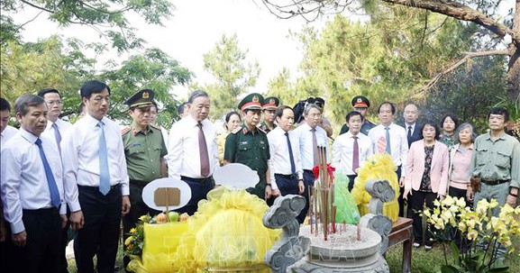 Tổng Bí thư, Chủ tịch nước dâng hương tưởng niệm Đại tướng Võ Nguyên Giáp