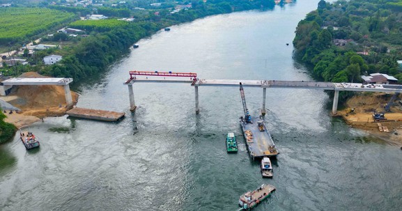 Ngày mai, chính thức hợp long cầu phục vụ thủy điện lớn nhất miền Nam, xóa bỏ bến phà đã hoạt động nhiều năm