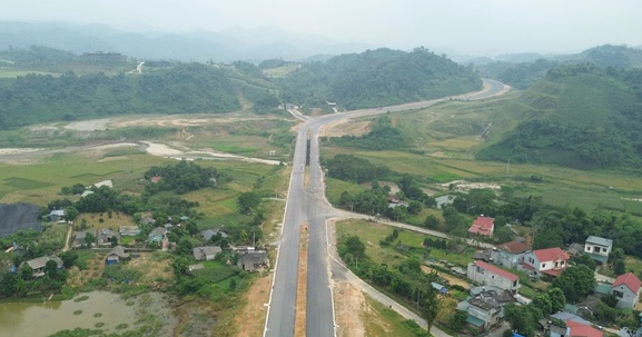 Sắp thông xe tuyến đường 1.500 tỷ chạy dọc sông Hồng, kết nối đến vùng biên giới