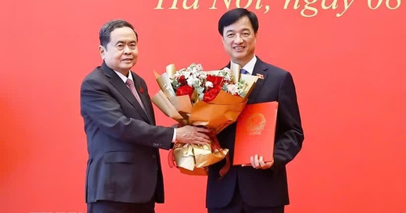 Chủ tịch Quốc hội trao Nghị quyết phê chuẩn Trưởng Đoàn đại biểu Quốc hội