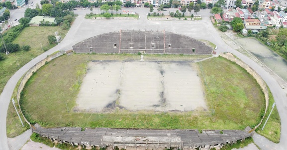 Hoang tàn khung cảnh sân vận động 10.000 chỗ ngồi bị bỏ hoang gần 20 năm