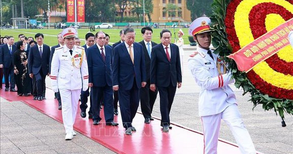 Kỷ niệm 136 năm Ngày sinh Chủ tịch Hồ Chí Minh: Lãnh đạo Đảng, Nhà nước vào Lăng viếng Bác