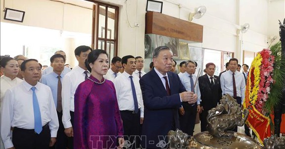 Tổng Bí thư, Chủ tịch nước Tô Lâm dâng hương tưởng niệm Chủ tịch Hồ Chí Minh tại Thái Lan