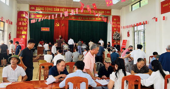 Hàng trăm hộ dân xếp hàng từ sáng sớm nhận tiền bồi thường tại đại dự án 925.000 tỷ của Vingroup