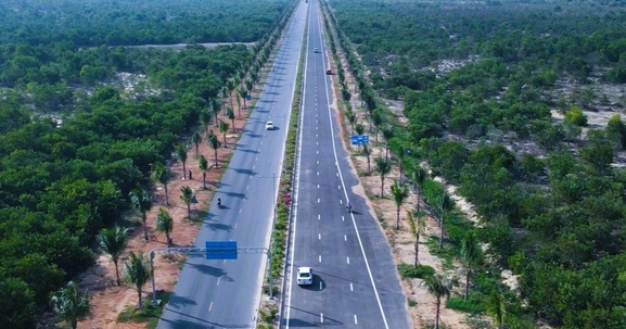 Tuyến đường ven biển 2.000 tỷ nối đến sân bay rộng bậc nhất Việt Nam đối diện khó khăn lớn