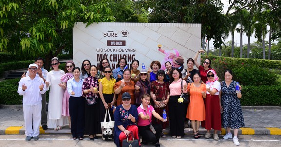 Vinamilk đón thế hệ "đồng niên" tham quan nhà máy với lời hứa chăm sóc sức khỏe bằng dinh dưỡng chất lượng