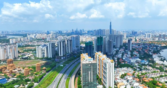 Bất động sản TP.HCM 'nóng' trở lại, xuất hiện căn hộ 500 triệu đồng/m2