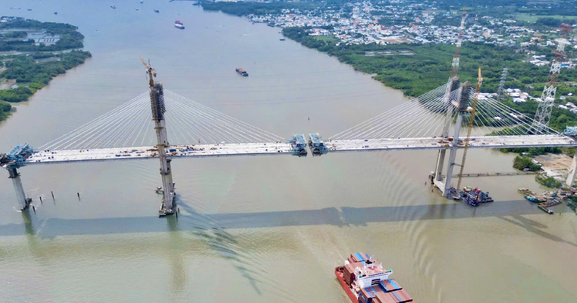 Chỉ vài tuần nữa, chính thức hợp long cây cầu dây văng có tĩnh không cao nhất Việt Nam