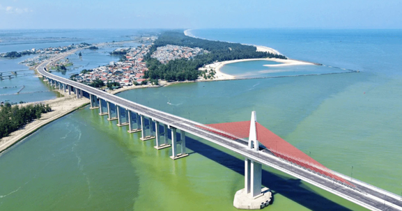 Chỉ vài tuần nữa, toàn bộ tuyến cầu vượt biển dài nhất miền Trung chính thức thông xe, kết thúc hơn 100 năm di chuyển bằng đò của người dân đôi bờ