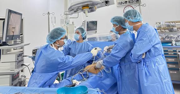 Vinmec Đà Nẵng mổ cấp cứu u buồng trứng khổng lồ cho ca suy thận