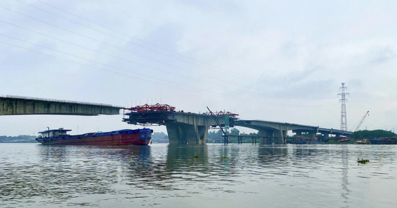 Cây cầu đầu tiên bắc qua sông Thái Bình nối Bắc Ninh - Hải Phòng sau gần 2 năm khởi công: Đã thành hình, gấp rút hoàn thiện sau ít tháng nữa