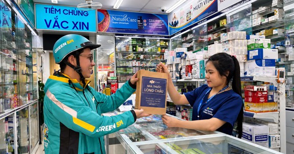 Green SM và Long Châu triển khai giao hàng bằng xe máy điện tại hơn 1500 nhà thuốc