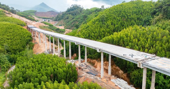 Cao tốc kết nối rừng - biển đầu tiên của Việt Nam: Đã đào thông hầm xuyên núi, 10 cây cầu hoàn thiện sau 1 tháng nữa