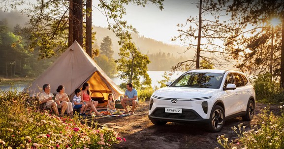 Trải nghiệm VinFast VF MPV 7 tại đại lý, gia đình tính chuyện đổi xe đón Trung thu