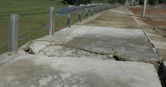 Quảng Ngãi: Khu tái định cư tiền tỷ mới hoàn thành đã xuống cấp