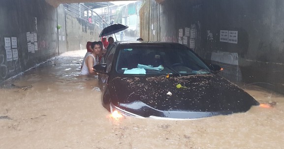 Mưa lớn ở Nha Trang: Ít nhất 12 người thiệt mạng, thành phố chìm trong biển nước