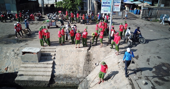 Khí thế thanh niên Bình Định trong ngày đầu ra quân làm sạch biển