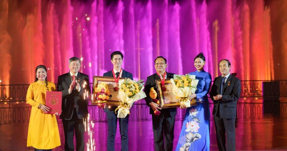 Van Phuc Group xác lập 2 kỷ lục tại Lễ khánh thành quảng trường nhạc nước lớn nhất Việt Nam
