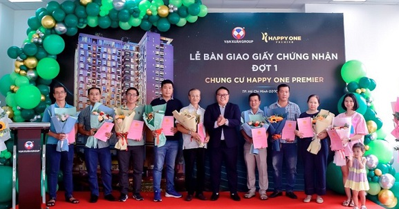 Vạn Xuân bàn giao sổ hồng tại Happy One Premier