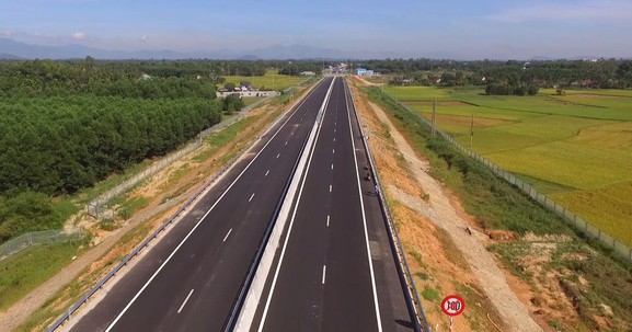 Nhiều tuyến đường giao thông ở miền Trung “khát” vốn