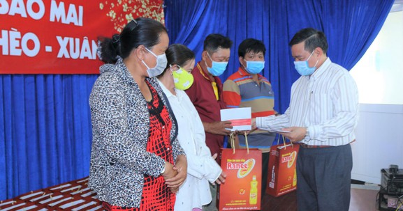 Sao Mai và Nghĩa đồng bào cùng “Ăn Tết với người nghèo“