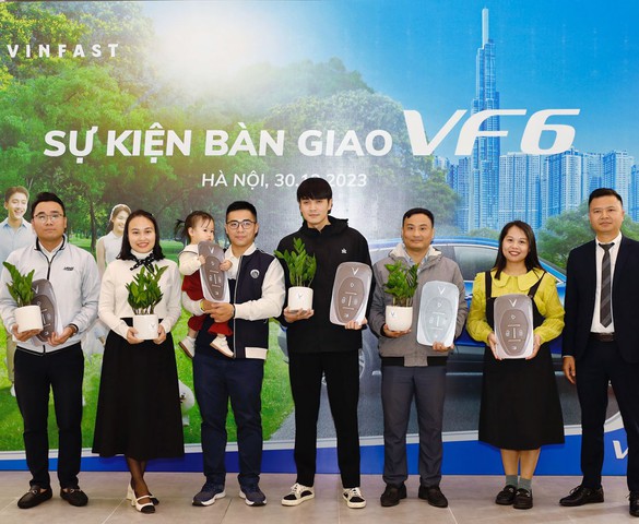 VinFast bàn giao lô xe VF6 đầu tiên tới khách hàng