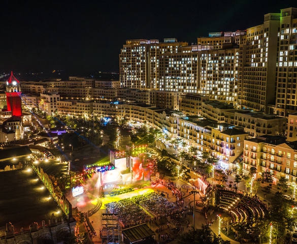Phú Quốc: Hàng chục ngàn người đổ về Sunset Town ngắm pháo hoa, “đi chợ” đầu năm mới