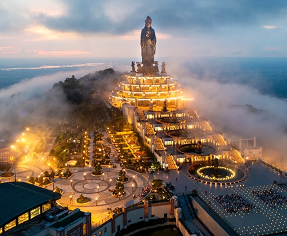 Hàng ngàn người hành hương đến Núi Bà Đen tạ lễ cuối năm