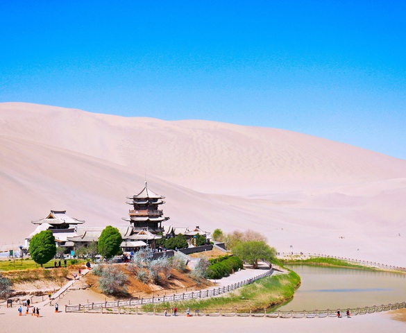 Photo Travel: Nguyệt Nha Tuyền, vầng trăng kỳ bí giữa sa mạc Gobi