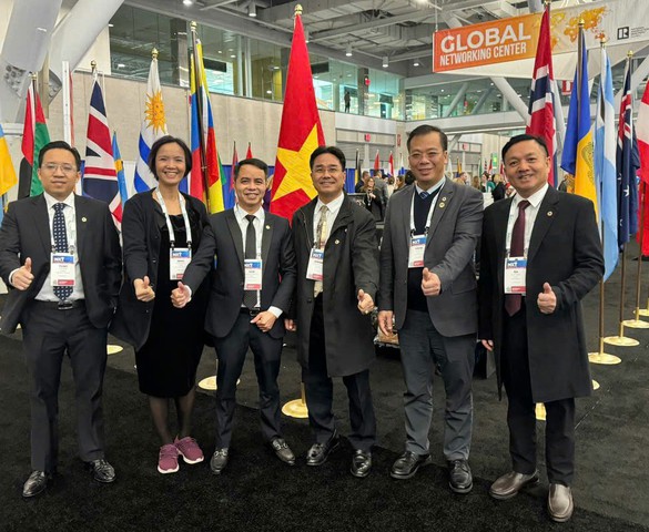 VNREA Delegation attends NAR NXT 2024 and donates the Book "Vietnam Real Estate For Foreigners" to the NAR Library