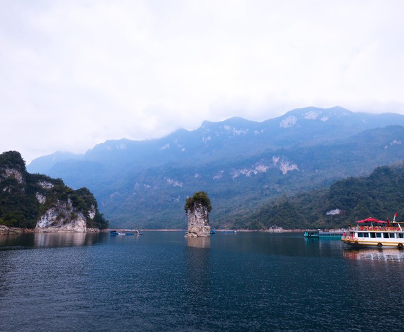 Photo Travel: Lênh đênh "Hạ Long" nơi non cao