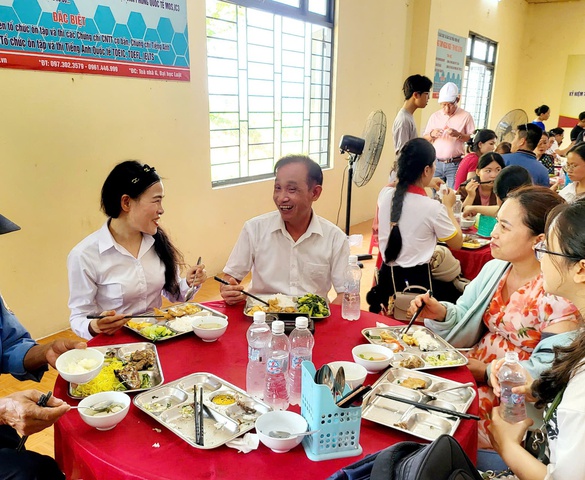 Ấm áp “Bữa cơm Công đoàn” do Trường Đại học Luật (Đại học Huế) tổ chức