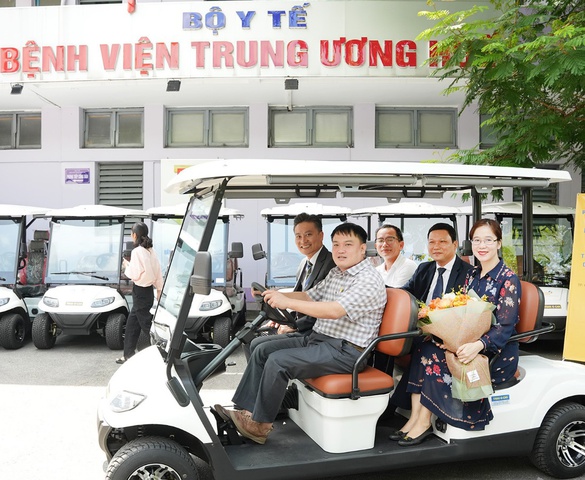 PVcomBank donates 10 electric vehicles to support Hue Central Hospital operations