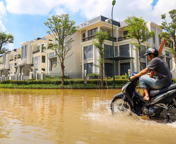 "Khu nhà giàu" Ciputra Hà Nội vẫn như ốc đảo sau hơn 1 ngày tạnh ráo
