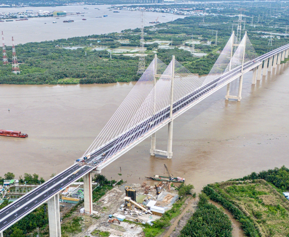 Sắp hoàn thành cây cầu dây văng có tĩnh không cao nhất Việt Nam