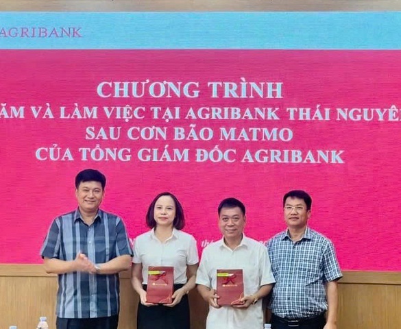 Điểm tựa vững chắc giúp khách hàng vực dậy sản xuất
