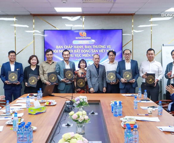 Trao tặng sách Chiến Thuật Marketing Bất động sản cho lãnh đạo Hội Môi giới Bất động sản Việt Nam