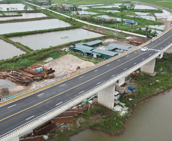 Cây cầu gần 700 tỷ nối đôi bờ tỉnh Ninh Bình đã hoàn thiện, tạo trục giao thông ven biển quan trọng