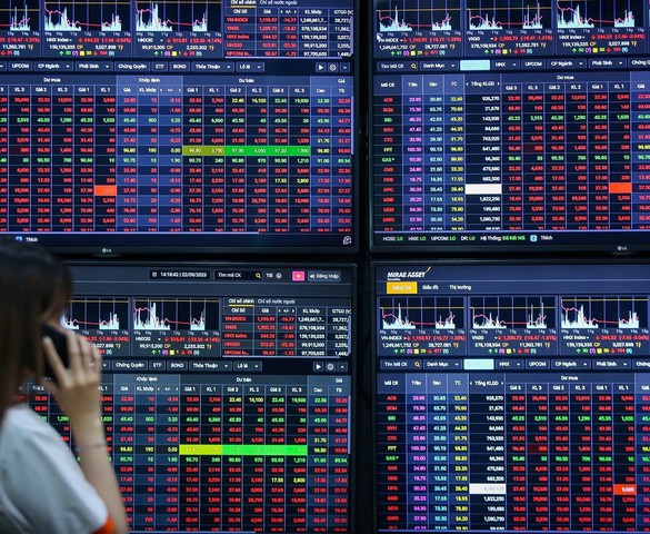 Chứng khoán tuần qua: VN-Index "rơi tự do" 95 điểm, cổ phiếu bất động sản khởi sắc sau nhịp điều chỉnh