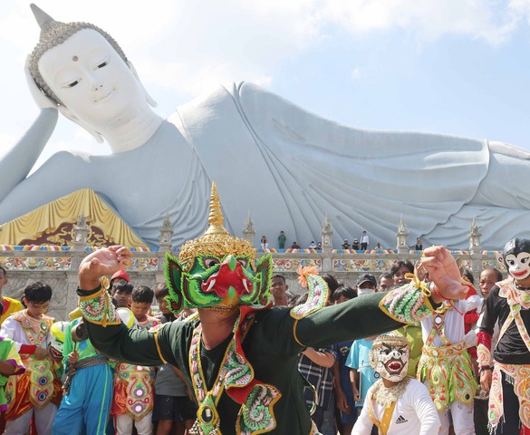 Photo Travel: Múa Chằn, vũ điệu sử thi mừng lễ Ok Om Bok