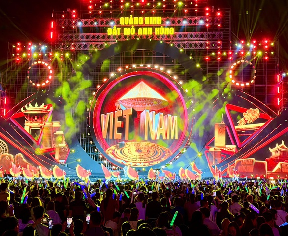 Quảng Ninh: Người dân nô nức xếp hàng xem concert “Quảng Ninh - Đất mỏ anh hùng”