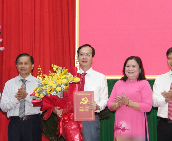 Chủ tịch UBND tỉnh Đồng Tháp giữ chức Phó Bí thư Tỉnh ủy Vĩnh Long