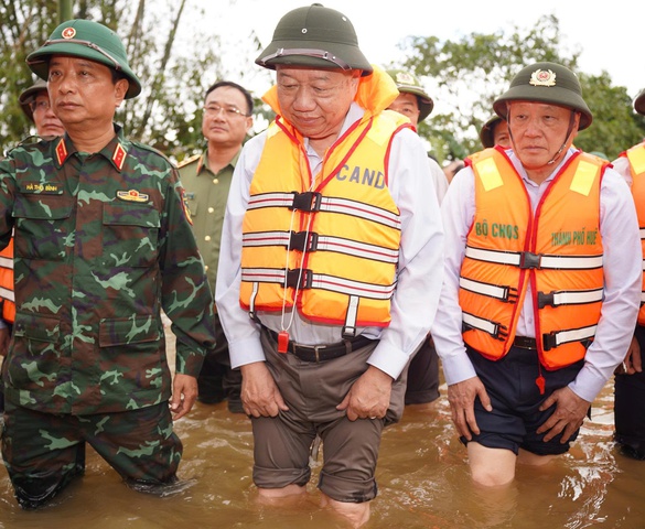 Tổng Bí thư Tô Lâm thăm hỏi, động viên và tặng quà cho người dân vùng ngập lụt TP. Huế