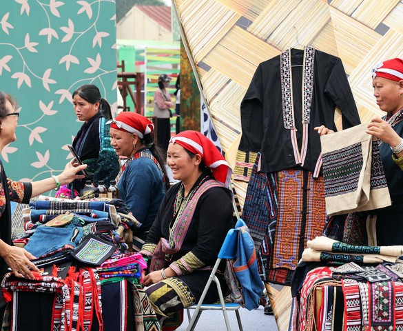 Photo Travel: Xem nghệ nhân làng nghề trình diễn tài hoa ở Hoàng Thành