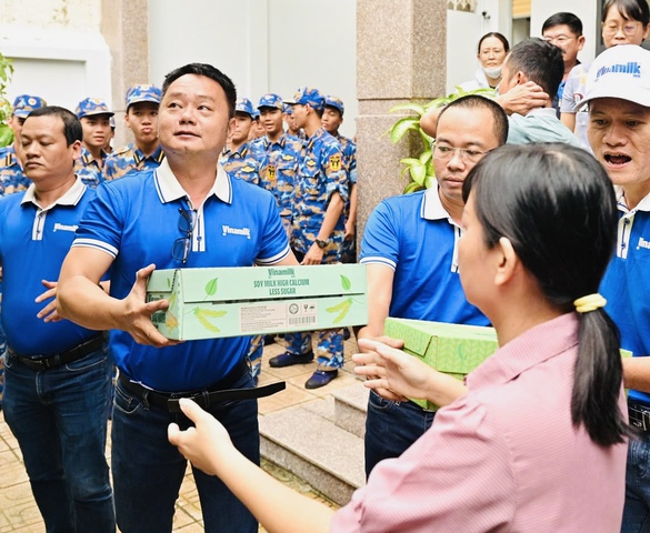 Vinamilk kịp thời hỗ trợ 48 tấn sản phẩm dinh dưỡng đến bà con vùng lũ miền Trung và Tây Nguyên