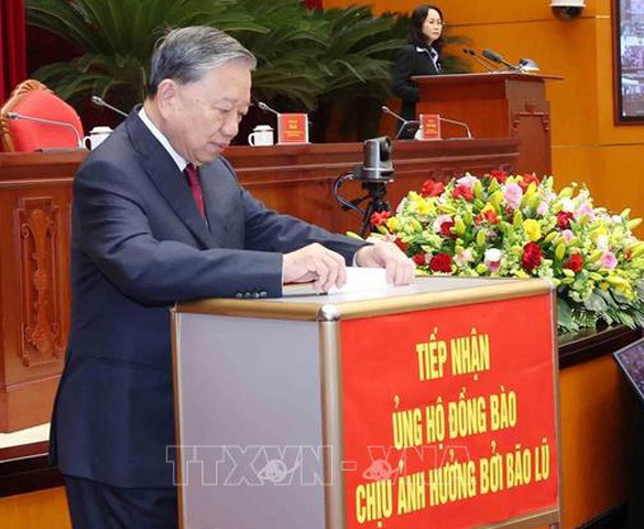 Tổng Bí thư Tô Lâm và các đại biểu ủng hộ đồng bào bão lũ