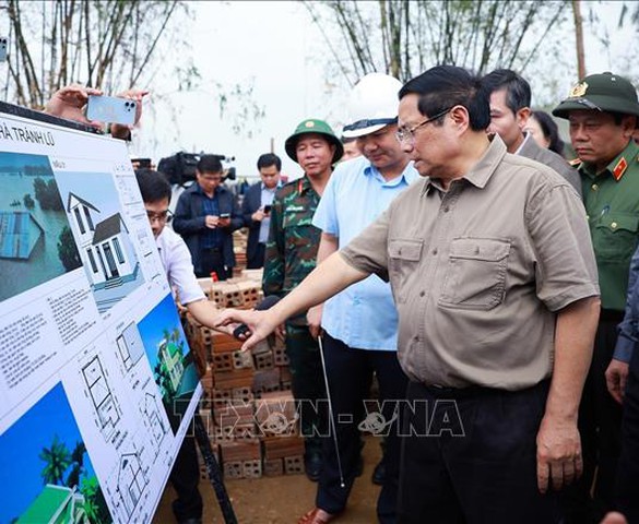 Thủ tướng yêu cầu phát động chiến dịch thần tốc xây sửa nhà cho người dân bị thiệt hại do mưa lũ